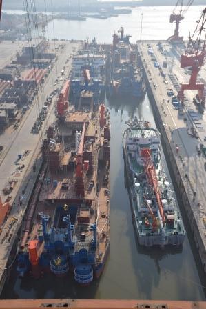 江蘇海新重工熱烈慶祝4艘船舶同日下水、出塢