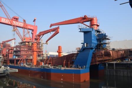 江蘇海新重工熱烈慶祝4艘船舶同日下水、出塢